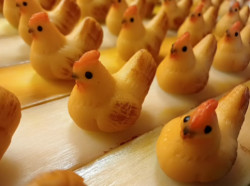 Marcipánová figurka hněda slepice 4,5x5,5 cm, 35g - Frischmann vyškov